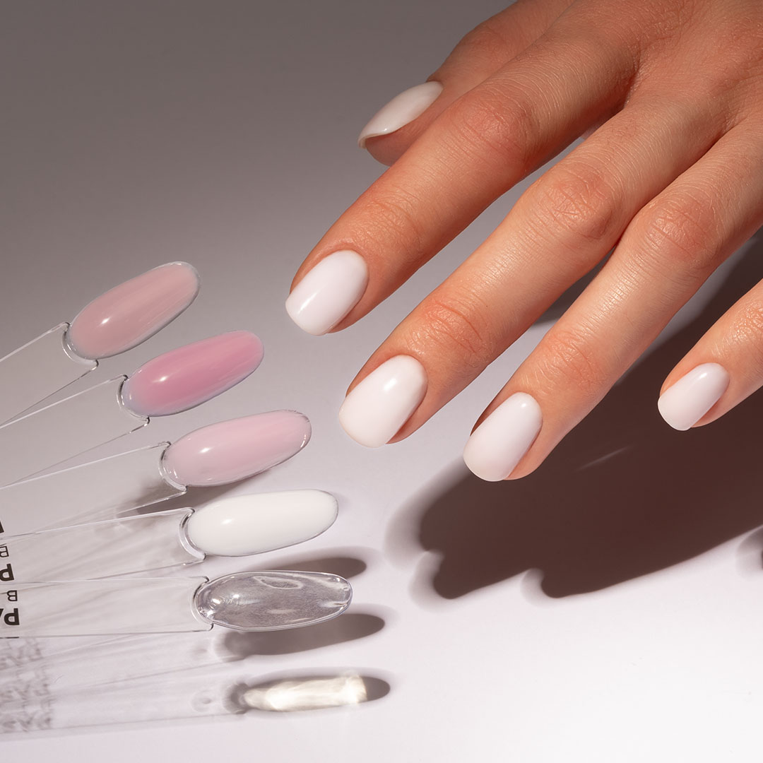 Palette manicure lattiginosa con basi soft focus